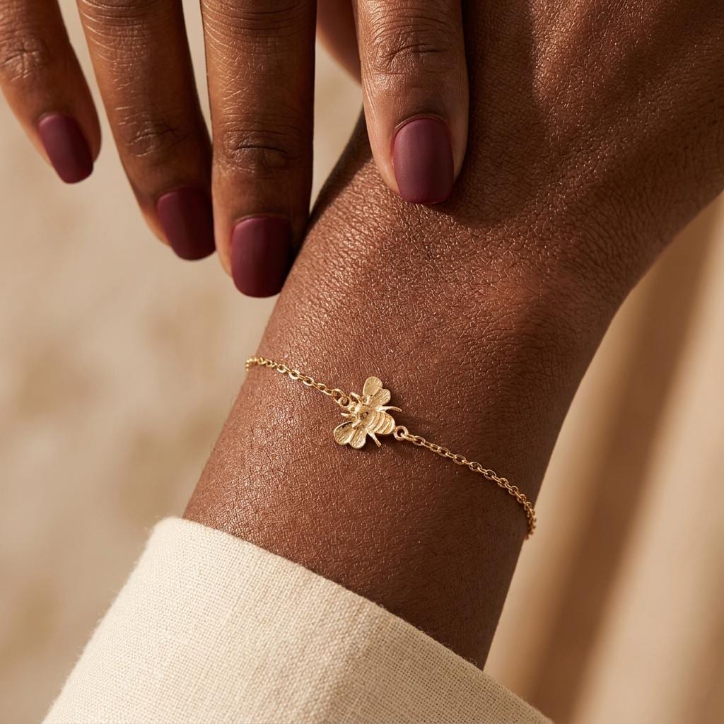 Bumble Bee Bracelet, Bee Jewellery, Bee Lover Gift, Delicate Bee Bracelet in Gold/Silver, Spring Jewelry,Minimalist Jewelry for Mom