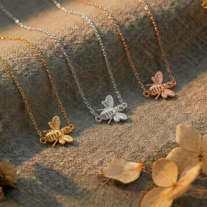Bumble Bee Bracelet, Bee Jewellery, Bee Lover Gift, Delicate Bee Bracelet in Gold/Silver, Spring Jewelry,Minimalist Jewelry for Mom