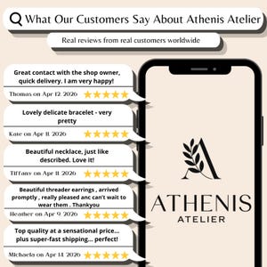 Puede incluir: Un tel&eacute;fono inteligente muestra rese&ntilde;as de clientes para Athenis Atelier, destacando comentarios positivos sobre joyer&iacute;a. La imagen incluye el logotipo de Athenis Atelier y el texto: "Lo que nuestros clientes dicen sobre Athenis Atelier" y "Rese&ntilde;as reales de clientes reales en todo el mundo."