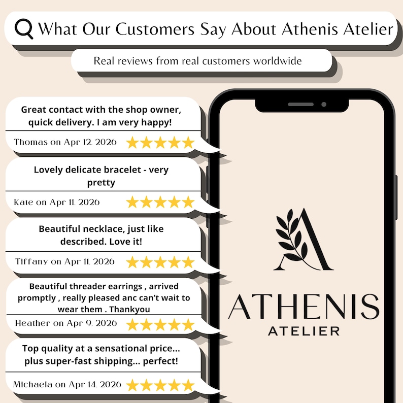 Puede incluir: Un tel&eacute;fono inteligente muestra rese&ntilde;as de clientes para Athenis Atelier, destacando comentarios positivos sobre joyer&iacute;a. La imagen incluye el logotipo de Athenis Atelier y el texto: "Lo que nuestros clientes dicen sobre Athenis Atelier" y "Rese&ntilde;as reales de clientes reales en todo el mundo."