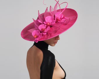 Sombrero tocado rosa fucsia de ala ancha para ocasiones especiales, accesorio para el cabello para bodas, carreras de caballos y fiestas en el jardín.