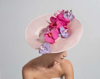 Tocado floral rosa rubor, accesorio para el cabello para bodas, carreras de caballos, fiestas de té y en el jardín.