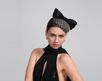 Schwarze Schleife und Beige Gitter Fascinator Hatinator, Hochzeit Haarschmuck für Rennen, Gartenparty