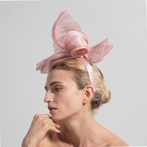 Tovenaarhoed met roze strik, haaraccessoire voor bruiloften voor races, tuin en theekransje