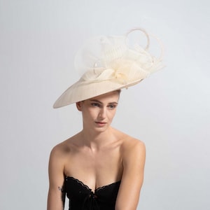 Fascinator bege de aba larga, acessório de cabelo para casamentos, corridas de cavalo, chás e festas no jardim.