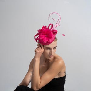 Hot Pink Blume Fascinator Hut, Hochzeit Haarschmuck für Rennen, Teeparty & Gast Stirnband