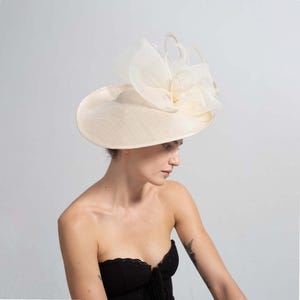 Beige tovenaar hatinator met brede rand, haaraccessoire voor bruiloften voor races, Tea & Garden Party
