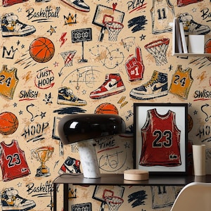 Peut inclure: Papier peint avec un motif répétitif sur le thème du basket-ball, illustrant des baskets, des maillots numérotés 23, 11 et 24, des ballons, des paniers, des trophées, des tableaux d'affichage et le texte "HOOP," "GAME TIME," "PLAY," "Basketball," "Just HOOP," et "SWISH."