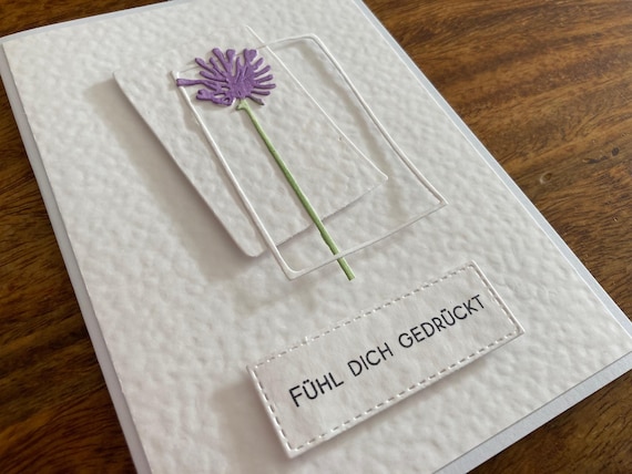 Handgemachte Grußkarte "Fühl dich gedrückt", Klappkarte mit Umschlag, Blume, weiß/lila