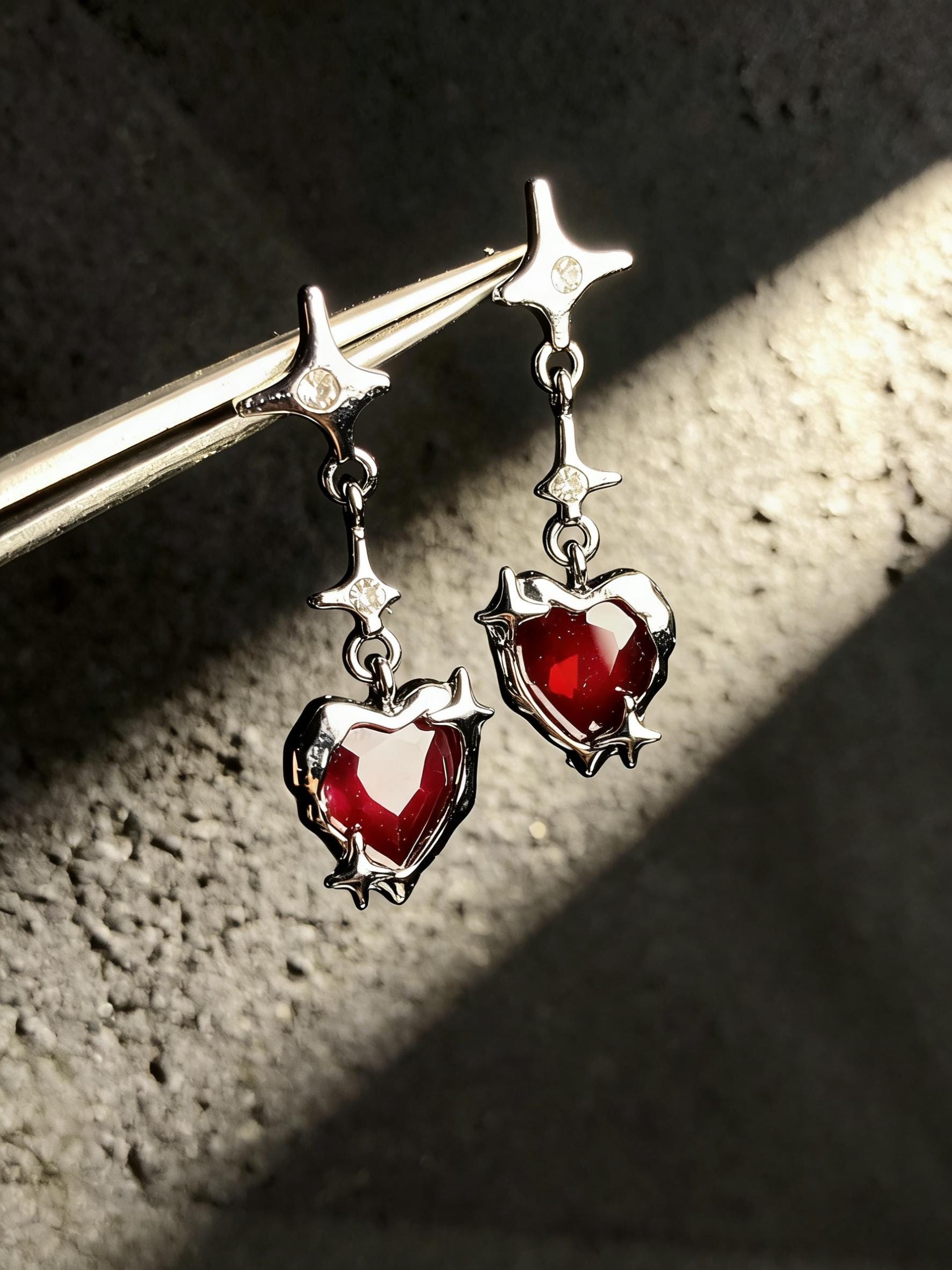 Piccolo paio di orecchini a forma di bara in argento sterling, argento