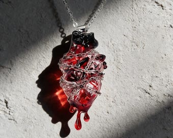 Gothic Anatomical Heart Necklace – Handcrafted Dripping Blood Resin Heart Pendant with Chains Unique Dark Aesthetic Jewelry, GIRLFRIEND GIFT