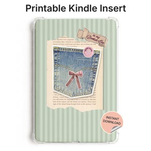 Puede incluir: Una funda Kindle con un fondo a rayas verde claro. Un bolsillo de mezclilla con un lazo rosa está adherido a un papel rasgado. El texto "Printable Kindle Insert" está en la parte superior. Una pegatina dice "Instant Download".