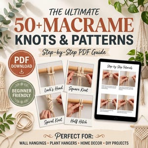 Puede incluir: Una guía digital en PDF titulada The Ultimate 50+ Macrame Knots & Patterns con tutoriales paso a paso. La portada muestra cuatro fotos instructivas etiquetadas como Lark's Head, Square Knot, Spiral Knot y Half Hitch, junto a una pantalla de tableta.