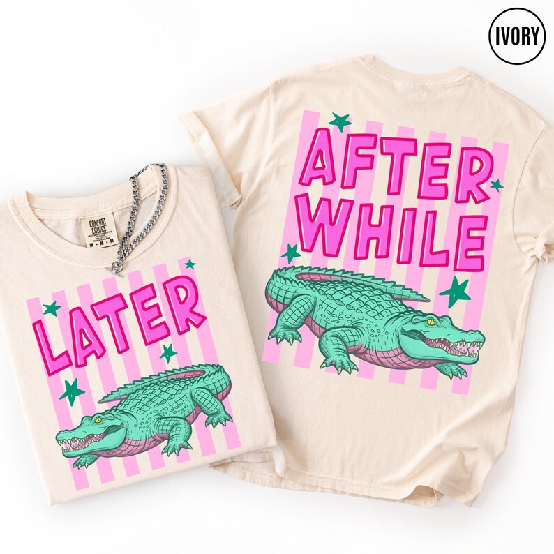 Puede incluir: Camisetas de color marfil con un dise&ntilde;o de cocodrilo de dibujos animados. Una camiseta dice "LATER" y la otra "AFTER WHILE" en letras rosas. El cocodrilo es verde con detalles rosas, sobre rayas rosas y blancas.