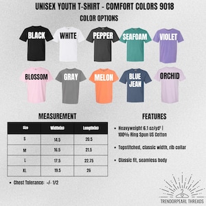 Puede incluir: Imagen de camisetas juveniles en varios colores, como negro, blanco y violeta. Incluye una tabla de medidas con ancho y largo en pulgadas. Caracter&iacute;sticas: algod&oacute;n de alta densidad y corte cl&aacute;sico. Texto: 'UNISEX YOUTH T-SHIRT - COMFORT COLORS 9018'.
