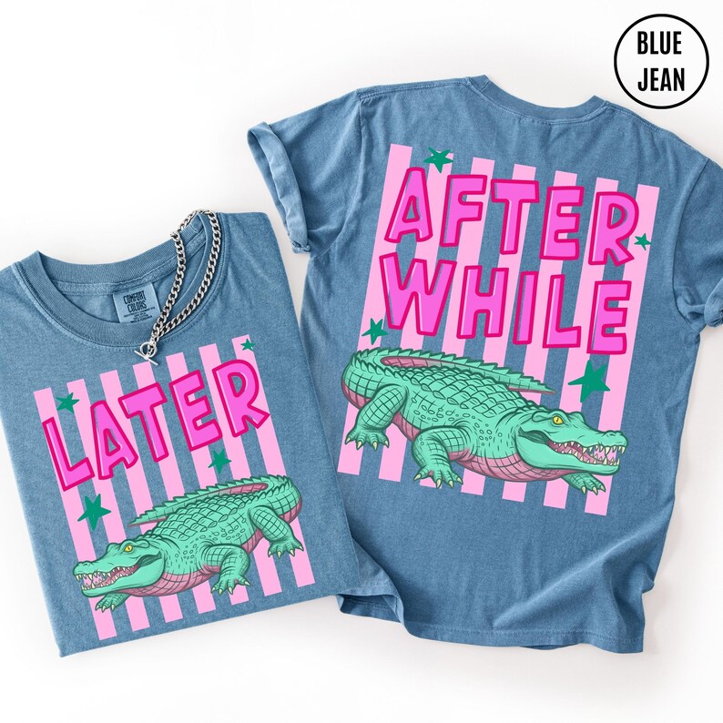 Puede incluir: Dos camisetas vaqueras azules con texto rosa y un gr&aacute;fico de cocodrilo verde. Una camiseta dice "LATER" y la otra dice "AFTER WHILE". Las camisetas tienen fondos a rayas rosas y blancas con acentos de estrellas verdes.