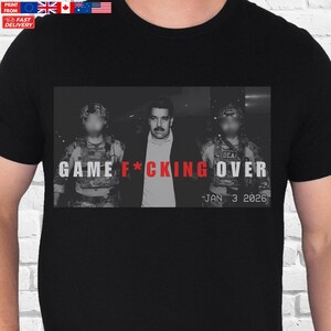 Pode incluir: T-shirt preto com um gráfico com três figuras e o texto "GAME F*CKING OVER" em branco e vermelho. A imagem inclui o texto "DEA" e "JAN 3 2026".