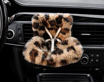 Luipaardprint pluche autostoeltje voor Labubu, luxe mini-autostoeltje van imitatiebont met ventilatieclip, schattig dashboardaccessoire, kawaii autodecoratiecadeau