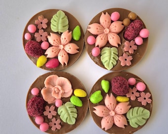 Gastronomische handgemaakte Belgische chocolade, chocoladegunsten, chocolade met bloemen, feesttraktaties, chocoladecadeaus voor gasten, fijnste chocolade