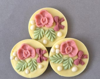 Gastronomische handgemaakte Belgische chocolade, chocoladegunsten, chocolade met bloemen, feesttraktaties, chocoladecadeaus voor gasten, luxe chocolade