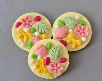 Gastronomische handgemaakte Belgische chocolade, chocoladegunsten, chocolade met bloemen, feesttraktaties, chocoladecadeaus voor gasten, witte chocolade