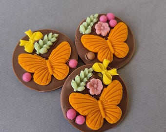 Gastronomische handgemaakte Belgische chocolade, chocoladegunsten, chocolade met bloemen, feesttraktaties, chocoladecadeaus voor gasten, luxe chocolade
