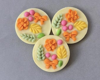 Gastronomische handgemaakte Belgische chocolade, chocoladebedankjes, chocolade met bloemen, feesttraktaties, chocoladecadeaus voor gasten, witte chocolade.