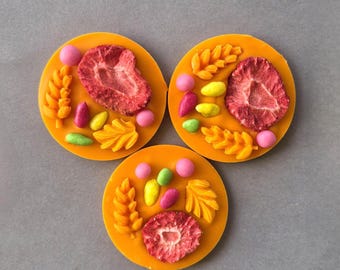 Gastronomische handgemaakte Belgische chocolade, chocoladebedankjes, chocolade met bloemen, feesttraktaties, chocoladecadeaus voor gasten, sinaasappelchocolade.