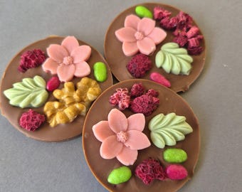 Gastronomische handgemaakte Belgische chocolade, chocoladegunsten, chocolade met bloemen, feesttraktaties, chocoladecadeaus voor gasten, luxe chocolade