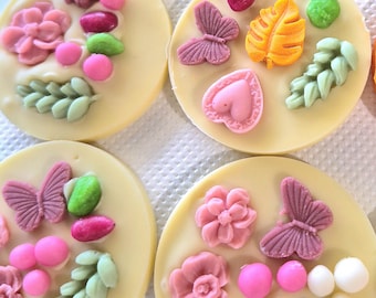 Gastronomische handgemaakte Belgische chocolade, chocoladegunsten, chocolade met bloemen, feesttraktaties, chocoladecadeaus voor gasten, luxe chocolade