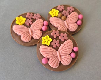 Gastronomische handgemaakte Belgische chocolade, chocoladebedankjes, chocolade met bloemen, feesttraktaties, chocoladecadeaus voor gasten, fijnste chocolade.