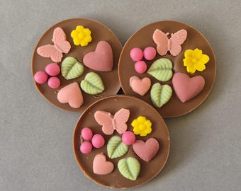 Gastronomische handgemaakte Belgische chocolade, chocoladegunsten, chocolade met bloemen, feesttraktaties, chocoladecadeaus voor gasten, luxe chocolade