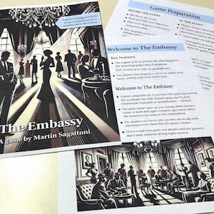 Peut inclure: Le jeu de société The Embassy, de Martin Sagattoni, est présenté ouvert sur une surface claire. La couverture présente une illustration en noir et blanc de personnes dans une pièce élégante. Des pages détaillent la préparation du jeu et les caractéristiques clés.