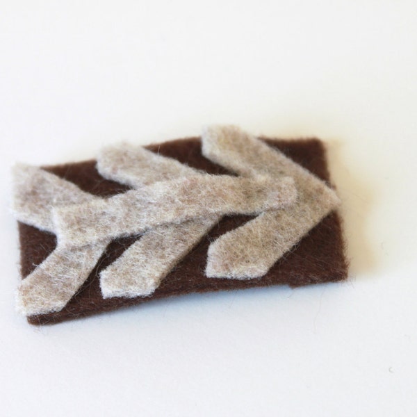 SALE Arrow Head Eco Felt Hair Clip. Coffee Brown and Oatmeal Feathered Arrow Points. Fletching. Hunger Games Inspired.