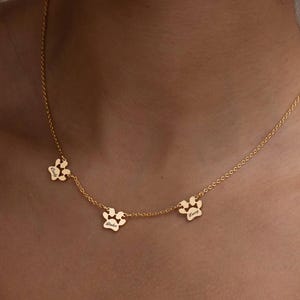 Puede incluir: Un letrero de madera rústica con el texto "Welcome to our home" en letras blancas. El letrero presenta un acabado envejecido y un diseño simple y acogedor, ideal para la decoración de la entrada.