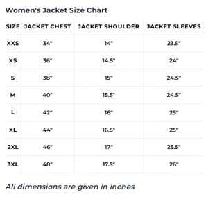 Pu&ograve; includere: Una tabella delle taglie per giacche da donna, con misure in pollici. La tabella include taglie dalla XXS alla 3XL, dettagliando petto, spalle e lunghezza delle maniche. Il testo "All dimensions are given in inches" &egrave; in basso.