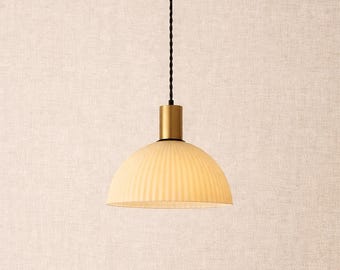 Ambre . Suspension vintage en verre cannelé  Lampe dôme  Luminaire rétro chic  Éclairage d’ambiance  Pièce unique