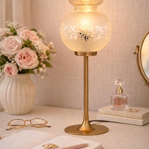 Inaya: Lámpara vintage recableada en latón dorado – Globo de opalina festoneado – Lámpara de noche romántica – Lámpara de escritorio retro chic