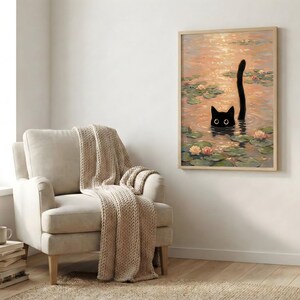 Puede incluir: Una impresi&oacute;n art&iacute;stica enmarcada representa un gato negro en un estanque con nen&uacute;fares y flores. La cabeza y la cola del gato son visibles sobre el agua. La obra de arte tiene una paleta de colores c&aacute;lidos y se exhibe en una pared blanca.