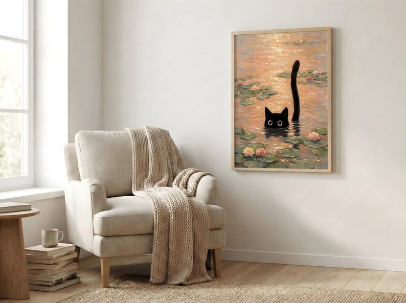 Puede incluir: Una impresi&oacute;n art&iacute;stica enmarcada representa un gato negro en un estanque con nen&uacute;fares y flores. La cabeza y la cola del gato son visibles sobre el agua. La obra de arte tiene una paleta de colores c&aacute;lidos y se exhibe en una pared blanca.