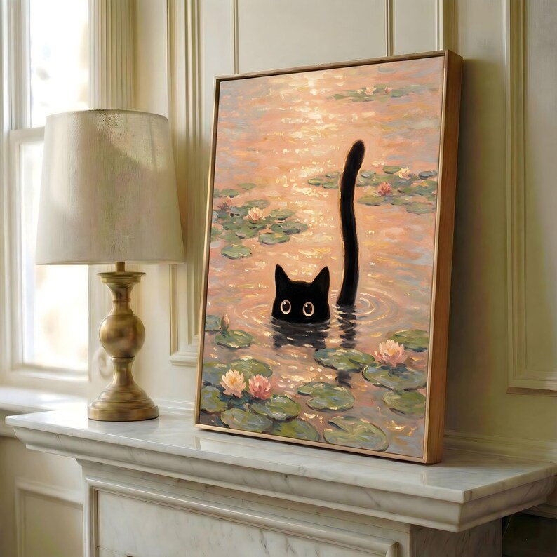Puede incluir: Pintura enmarcada que representa un gato negro en el agua, con solo su cabeza y cola visibles. El gato tiene los ojos muy abiertos y est&aacute; rodeado de nen&uacute;fares y flores rosas. La obra de arte tiene una paleta de colores c&aacute;lidos.