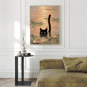 Puede incluir: Una impresi&oacute;n art&iacute;stica enmarcada representa un gato negro en un estanque con nen&uacute;fares y flores. La cabeza y la cola del gato son visibles sobre el agua. El agua tiene un tono dorado y la obra de arte se exhibe en una pared blanca.