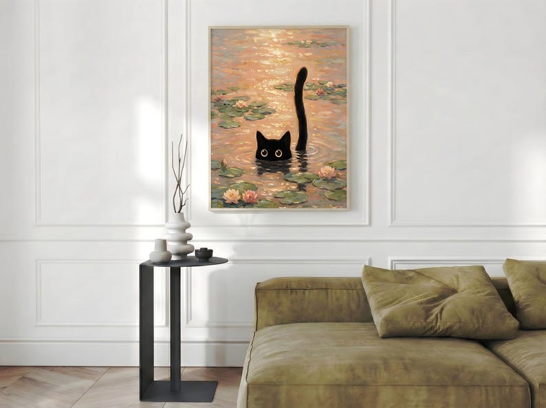 Puede incluir: Una impresi&oacute;n art&iacute;stica enmarcada representa un gato negro en un estanque con nen&uacute;fares y flores. La cabeza y la cola del gato son visibles sobre el agua. El agua tiene un tono dorado y la obra de arte se exhibe en una pared blanca.