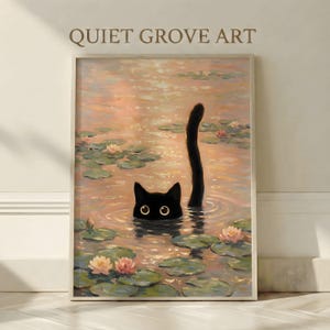 Puede incluir: Una impresi&oacute;n art&iacute;stica enmarcada que presenta un gato negro en un estanque con nen&uacute;fares y nen&uacute;fares rosas. La cabeza y la cola del gato son visibles sobre el agua. El texto "QUIET GROVE ART" est&aacute; en la parte superior de la impresi&oacute;n.