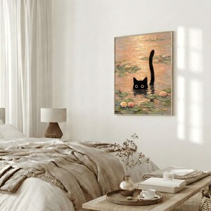 Puede incluir: Una impresi&oacute;n art&iacute;stica enmarcada representa un gato negro en un estanque con nen&uacute;fares y flores. La cabeza y la cola del gato son visibles sobre el agua. La obra de arte tiene una paleta de colores c&aacute;lidos y se exhibe en un dormitorio.