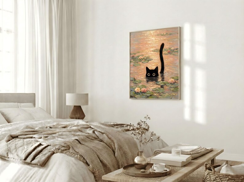 Puede incluir: Una impresi&oacute;n art&iacute;stica enmarcada representa un gato negro en un estanque con nen&uacute;fares y flores. La cabeza y la cola del gato son visibles sobre el agua. La obra de arte tiene una paleta de colores c&aacute;lidos y se exhibe en un dormitorio.