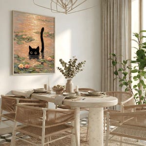 Puede incluir: Una impresi&oacute;n enmarcada representa un gato negro en un estanque con nen&uacute;fares y flores. La obra de arte cuelga sobre una mesa de comedor de madera clara con sillas de mimbre. Un jarr&oacute;n con vegetaci&oacute;n y una planta en maceta completan la decoraci&oacute;n.