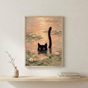 Puede incluir: Impresi&oacute;n art&iacute;stica enmarcada que representa un gato negro en un estanque con nen&uacute;fares y flores. La cabeza y la cola del gato son visibles sobre el agua. La obra de arte tiene un estilo suave e impresionista con tonos c&aacute;lidos y dorados.