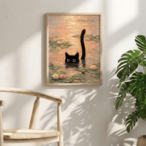 Puede incluir: Impresi&oacute;n art&iacute;stica enmarcada que representa un gato negro en un estanque con nen&uacute;fares. El gato est&aacute; sumergido en el agua, solo se ven la cabeza y la cola. La obra tiene un estilo suave y pict&oacute;rico con tonos c&aacute;lidos y dorados.
