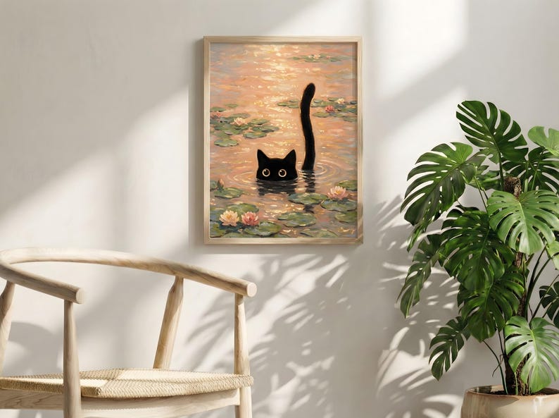 Puede incluir: Impresi&oacute;n art&iacute;stica enmarcada que representa un gato negro en un estanque con nen&uacute;fares. El gato est&aacute; sumergido en el agua, solo se ven la cabeza y la cola. La obra tiene un estilo suave y pict&oacute;rico con tonos c&aacute;lidos y dorados.